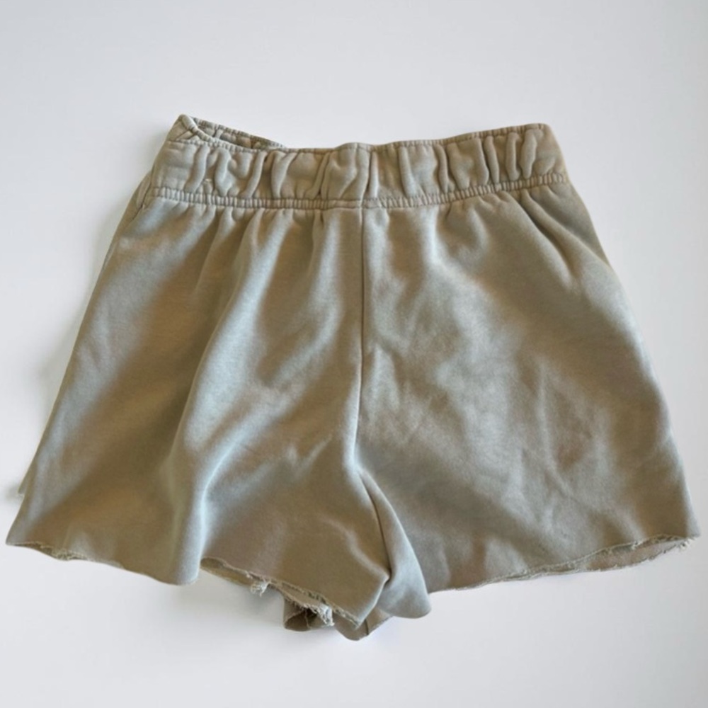 Nike cream shorts - Picture 2 of 5